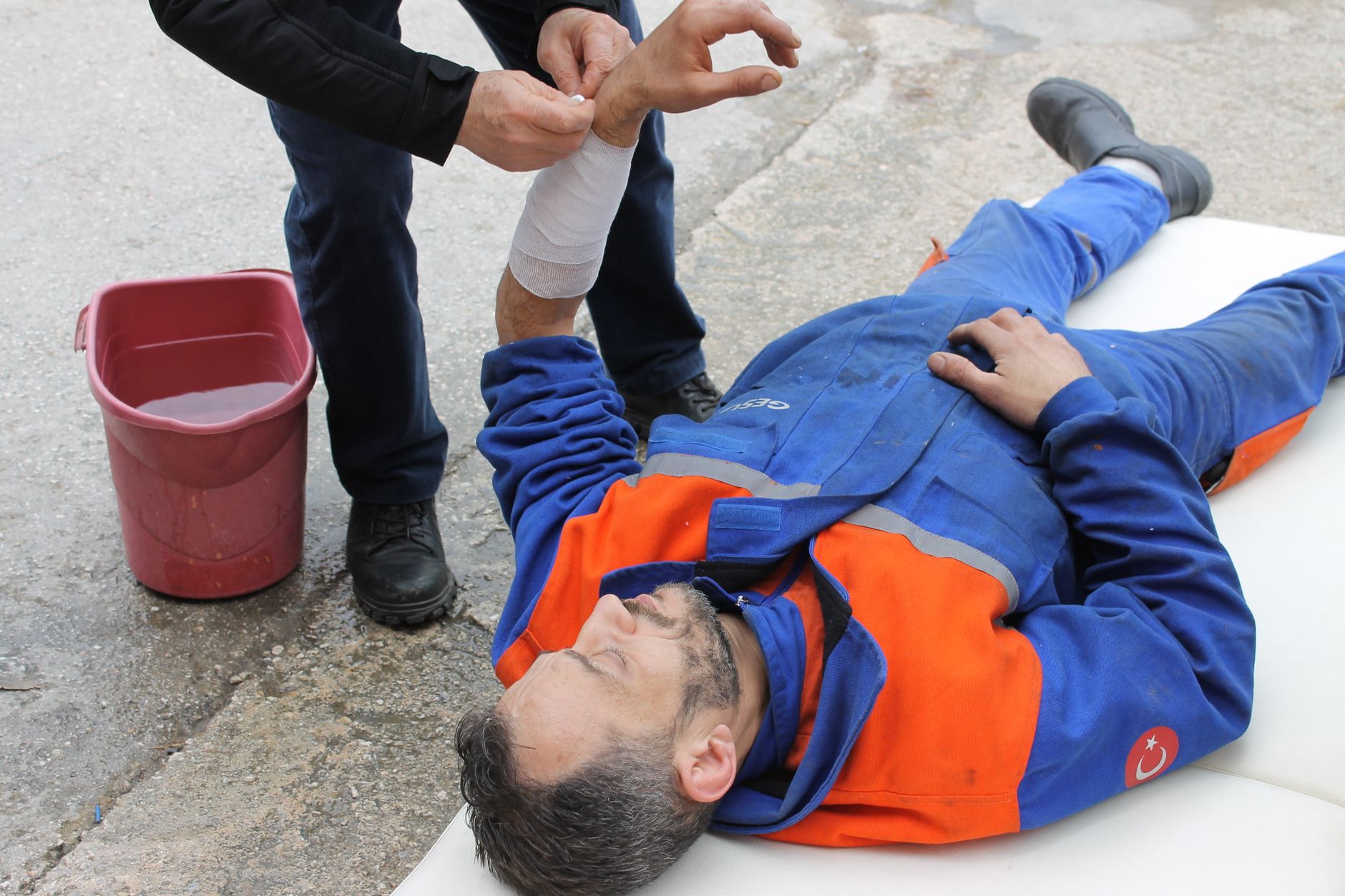 Lavoratore infortunato assistito sul luogo di lavoro